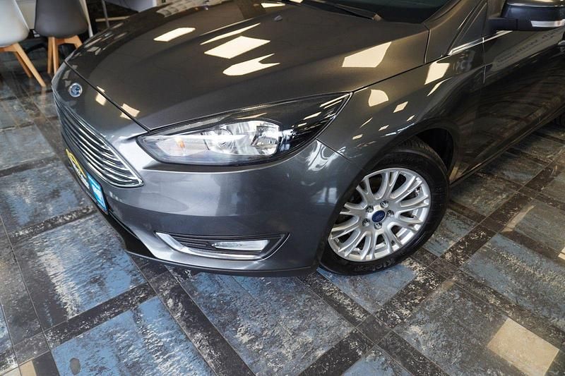 Gebraucht Ford Focus Titanium 125 PS (91 kW) 2015 Grau Kombi