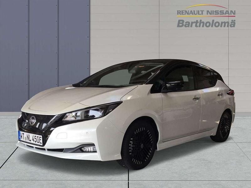 Pearl white/black m Gebraucht 2023 Nissan Leaf N-Connecta Kleinwagen | 23.900 € (Teuer) - Bild 1/4