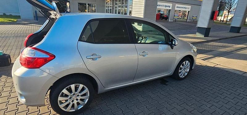 Gebraucht Toyota Auris 90 PS (66 kW) 2010 Silber Kleinwagen