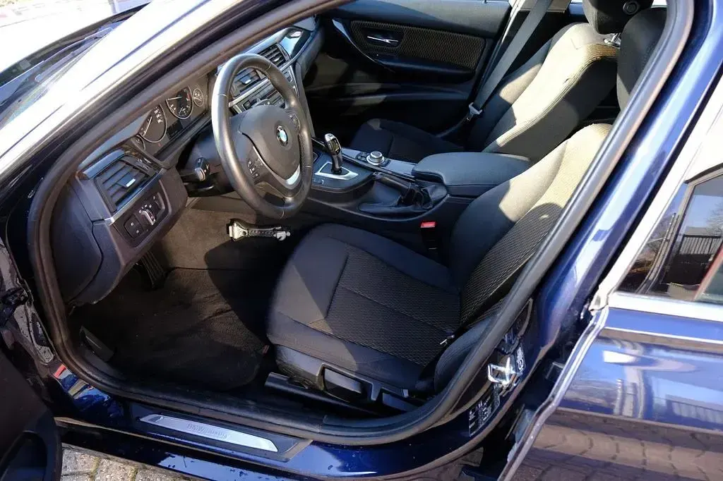 Gebraucht BMW 320 Executive 163 PS (119 kW) 2013 Blau Limousine