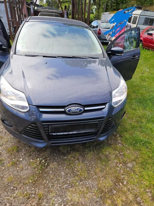 Blau Gebraucht 2014 Ford Focus Limousine | 8.000 € (Teuer) - Bild 1/4