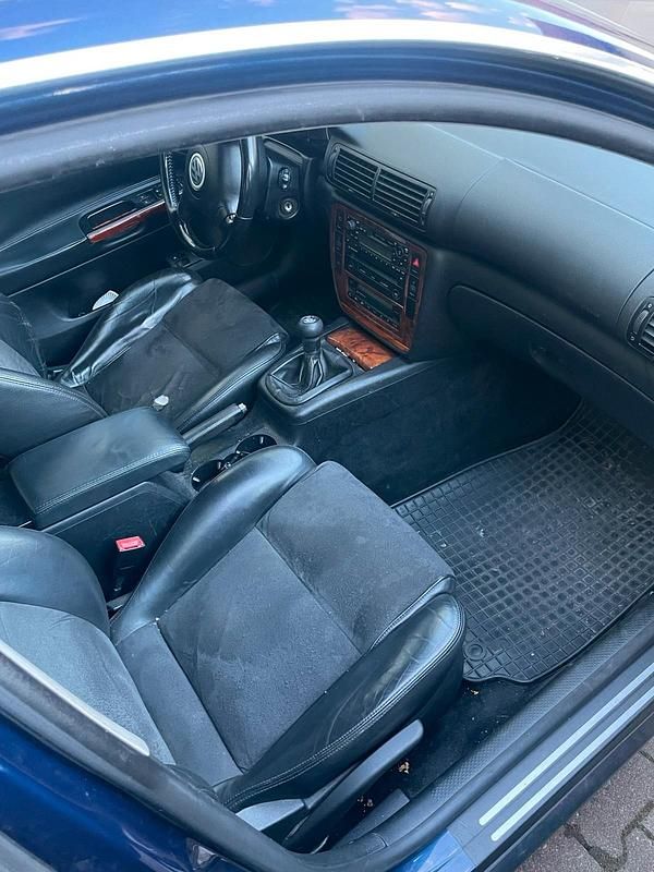 Second-hand VW Passat 131 CP (96 kW) 2002 Albastru Berlinǎ