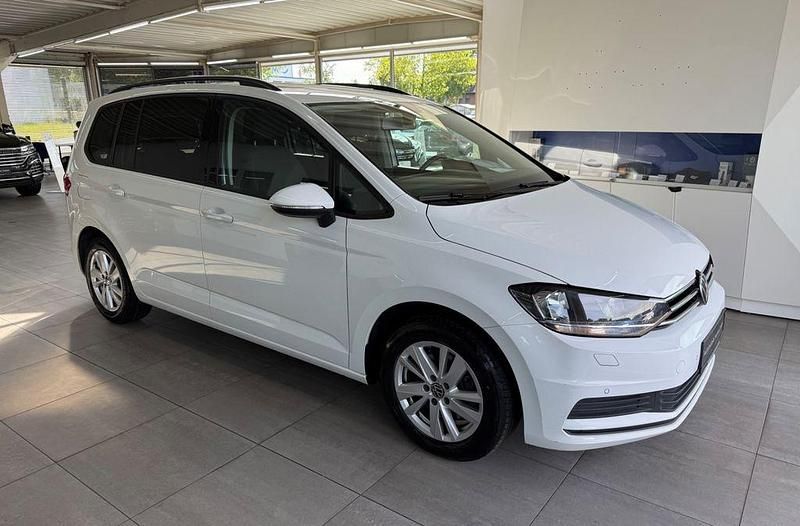 Weiß Gebraucht 2020 VW Touran Comfortline Van / Kleinbus | 14.790 € (Guter Preis) - Bild 1/4