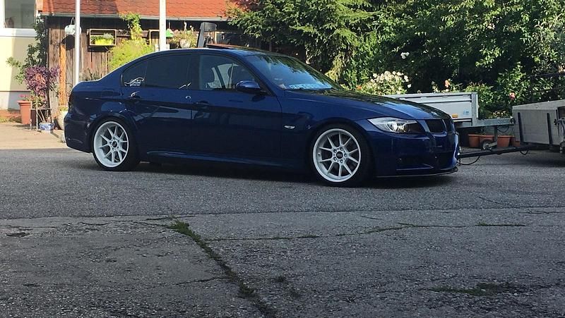 Blau Gebraucht 2006 BMW 330 Limousine | 23.500 € - Bild 1/4