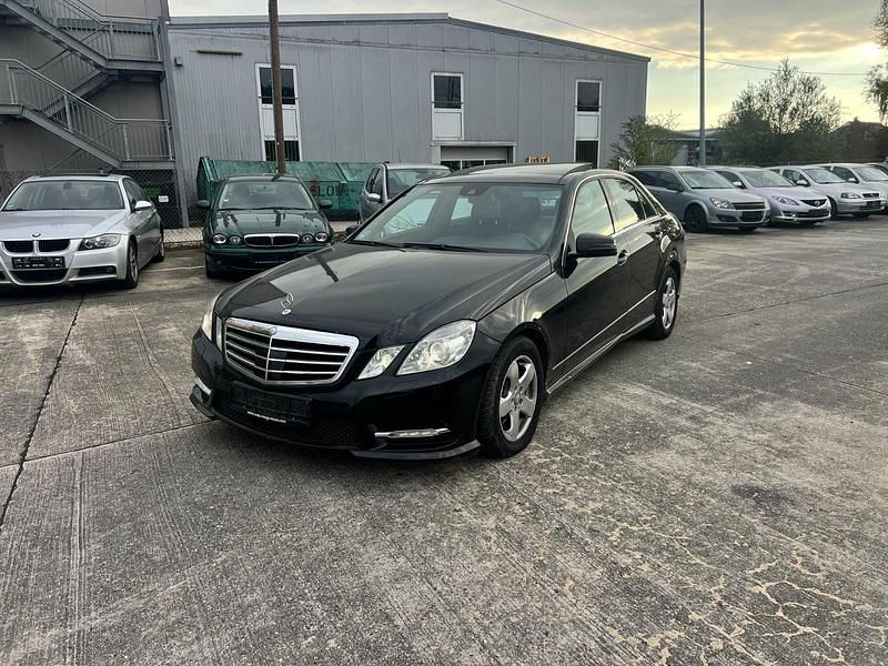 Schwarz Gebraucht 2013 Mercedes E300 Limousine | 10.999 € (Teuer) - Bild 1/4