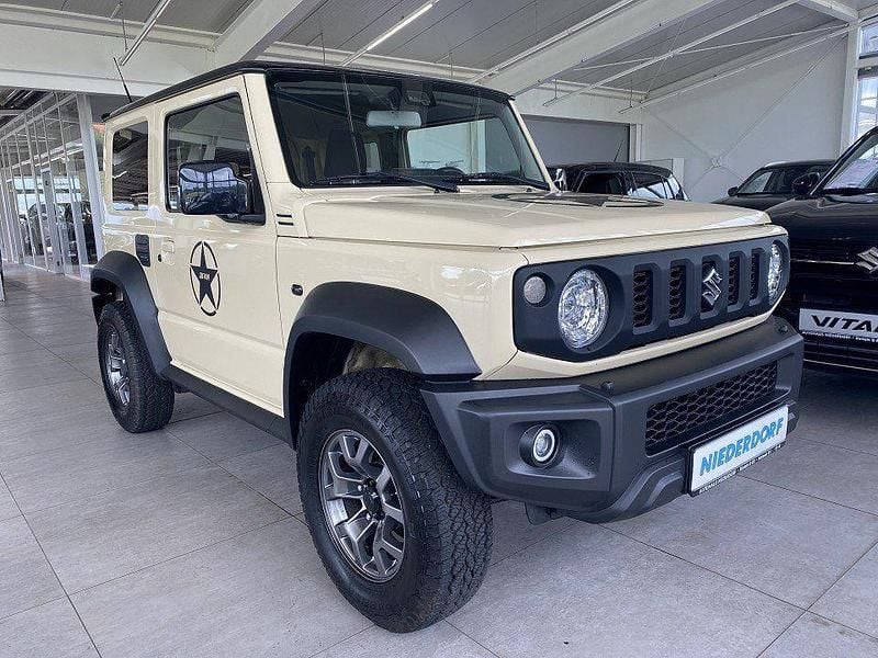 Gebraucht Suzuki Jimny Comfort 102 PS (75 kW) 2019 Chiffon ivory/bluish black pea (metallic) SUV