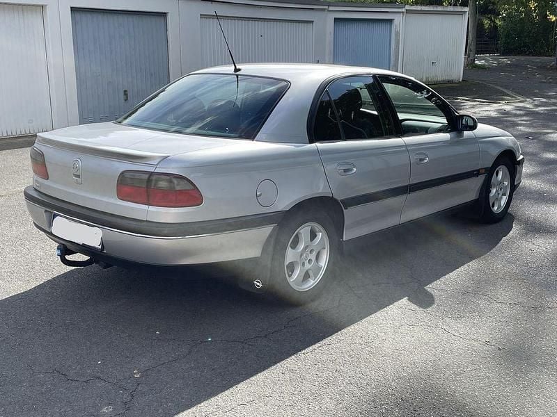 Silber Gebraucht 1999 Opel Omega Edition Limousine | 3.450 € (Etwas zu teuer) - Bild 1/4