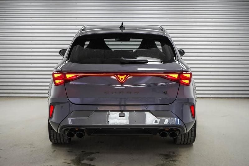 Używany Cupra Leon VZ 333 KM (244 kW) 2025 Szary