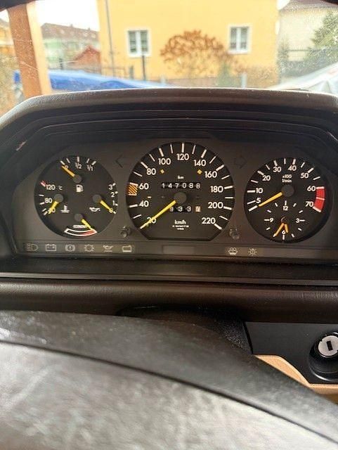 Gebraucht Mercedes 230 132 PS (97 kW) 1987 Rot Limousine