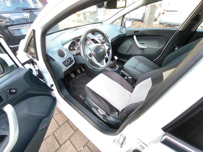 Gebraucht Ford Fiesta Trend 96 PS (70 kW) 2009 Weiß Kleinwagen