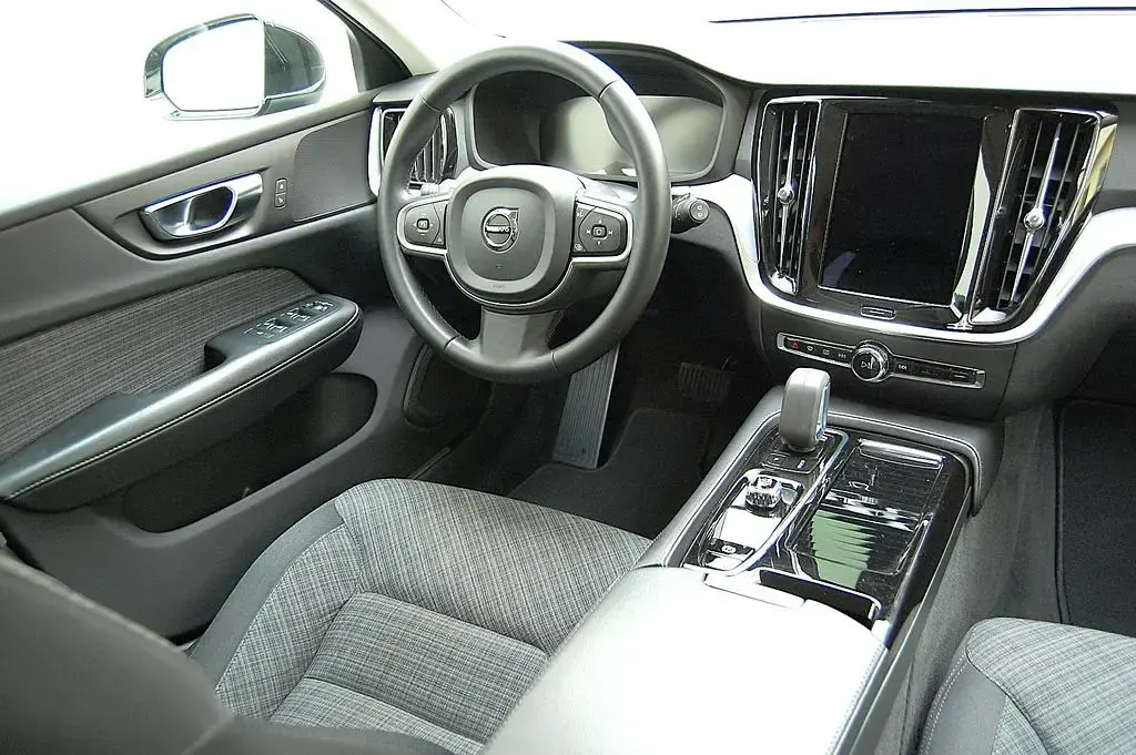 Gebraucht Volvo V60 Core 197 PS (144 kW) 2024 Schwarz Kombi