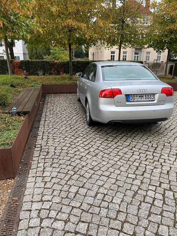 Grau Gebraucht 2006 Audi A4 Limousine | 2.801 € (Fairer Preis) - Bild 1/4