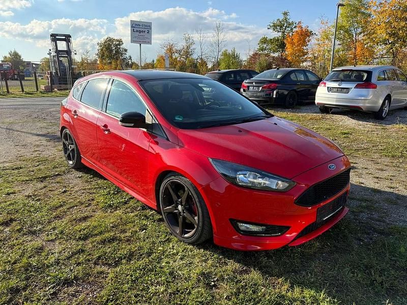 Racerot Gebraucht 2016 Ford Focus ST-Line Limousine | 8.999 € (Fairer Preis) - Bild 1/4