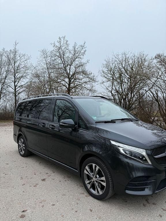 Grau Gebraucht 2021 Mercedes V300 Avantgarde Edition Van / Kleinbus | 55.400 € (Superpreis) - Bild 1/4