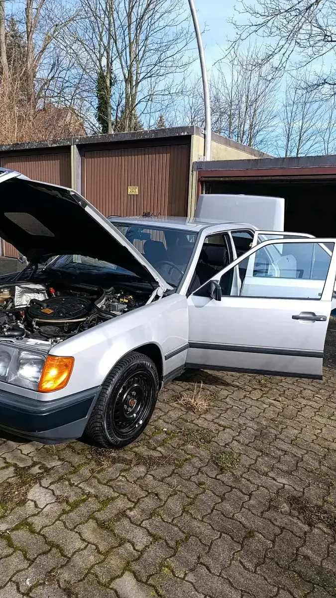 Gebraucht Mercedes E260 160 PS (117 kW) 1989 Silber Limousine