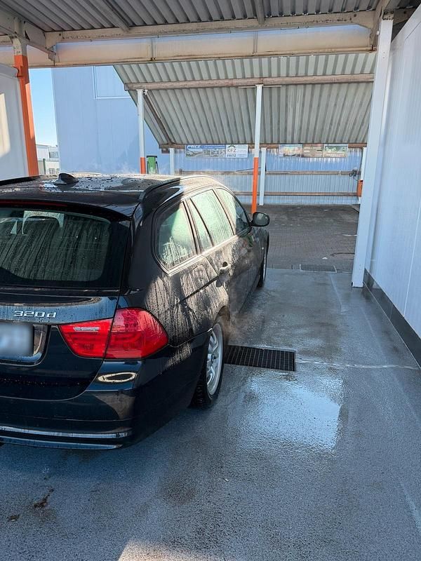 Gebraucht BMW 320 184 PS (135 kW) 2010 Schwarz Kombi