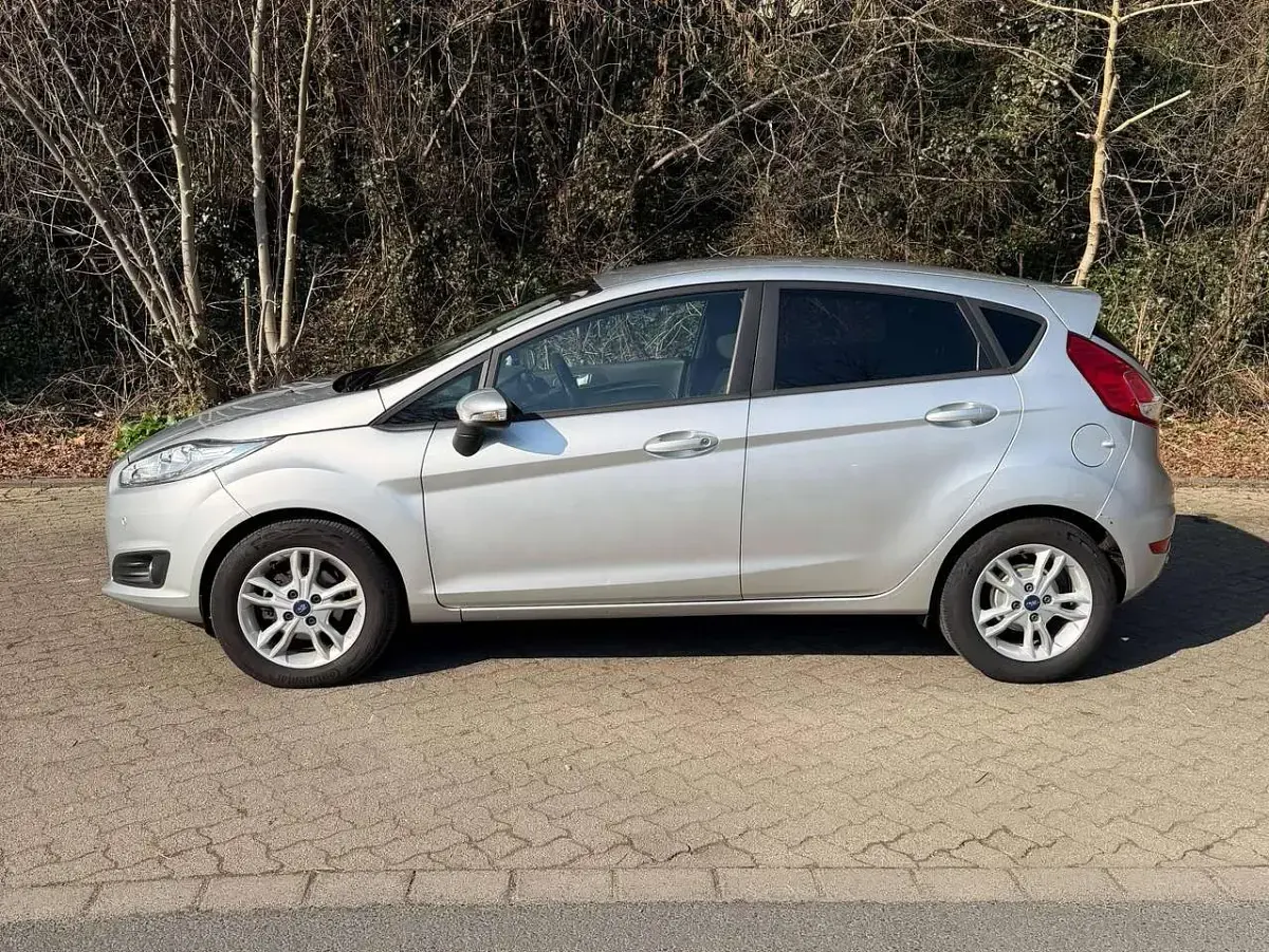 Gebraucht Ford Fiesta SYNC Edition 101 PS (74 kW) 2017 Silber Kleinwagen
