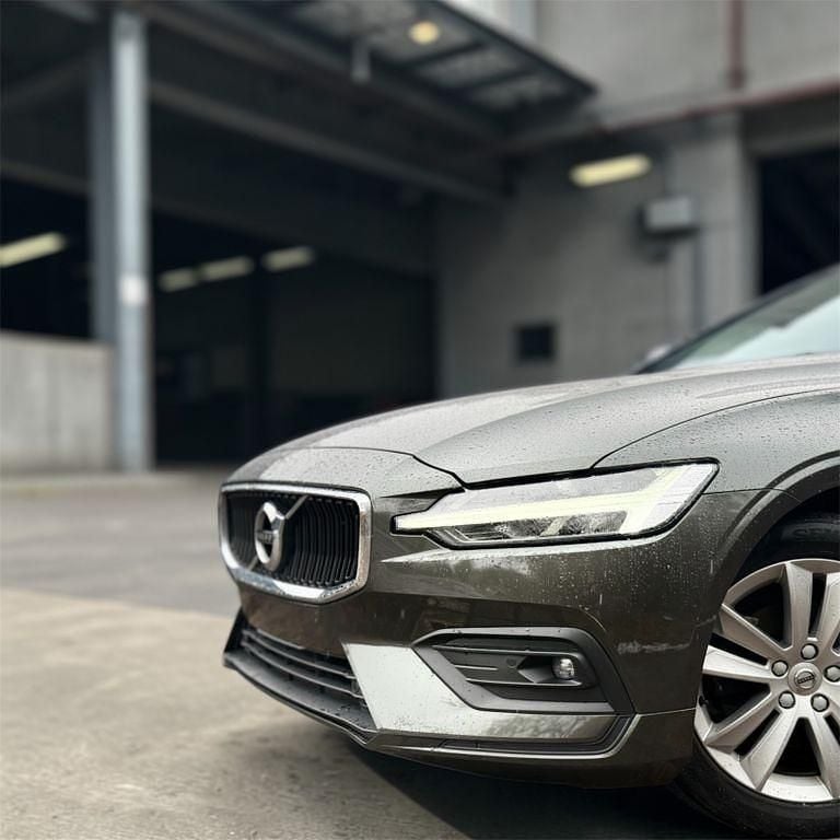 Gebraucht Volvo V60 Momentum 150 PS (110 kW) 2020 Grau Kombi