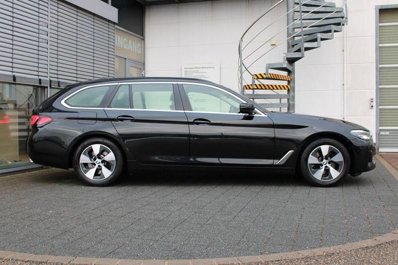 Gebraucht BMW 520 190 PS (139 kW) 2022 Black saphire Kombi