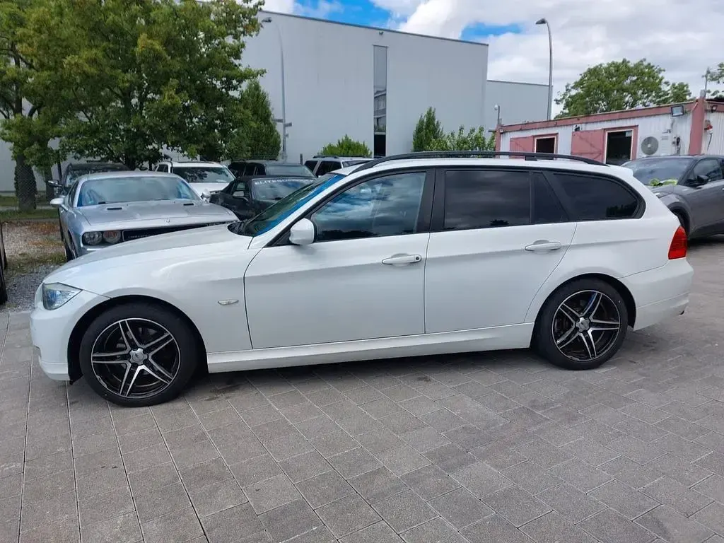 Używany BMW 318 143 KM (105 kW) 2009 Biały Kombi