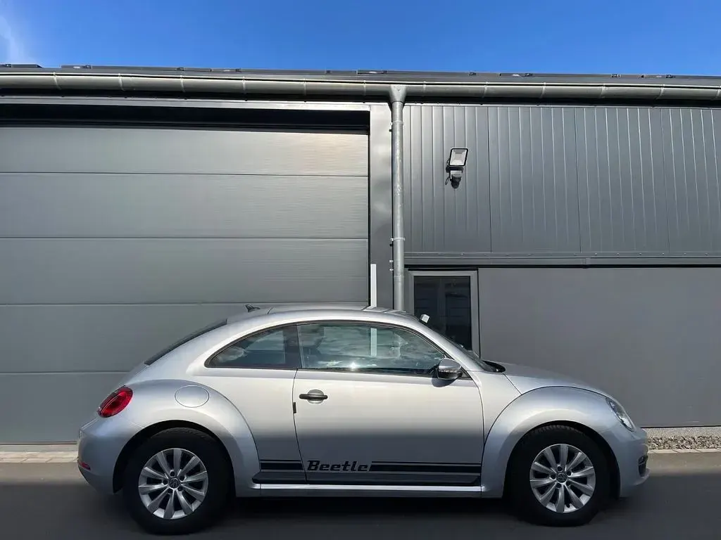 Gebraucht VW Beetle Basis 105 PS (77 kW) 2016 Silber Kleinwagen