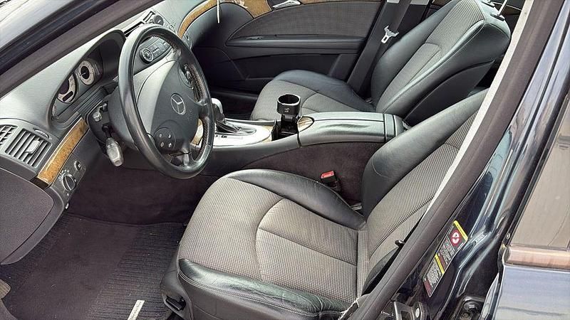 Gebraucht Mercedes E220 Avantgarde 150 PS (110 kW) 2006 Blau Limousine