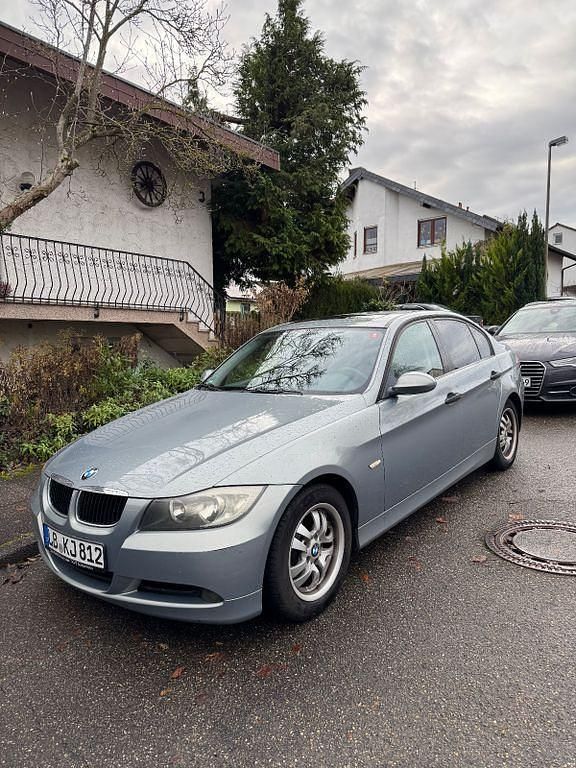 Blau Gebraucht 2005 BMW 320 Limousine | 2.400 € (Superpreis) - Bild 1/4