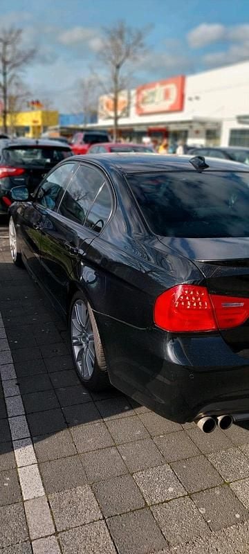 Gebraucht BMW 320 170 PS (125 kW) 2011 Schwarz Limousine