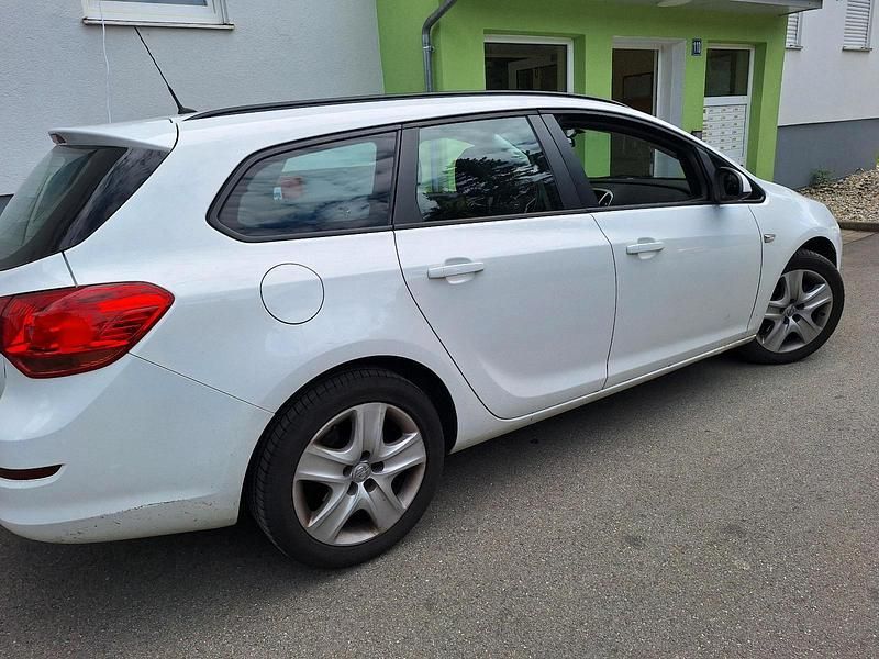 Weiß Gebraucht 2012 Opel Astra Sport Kombi | 4.700 € (Fairer Preis) - Bild 1/4