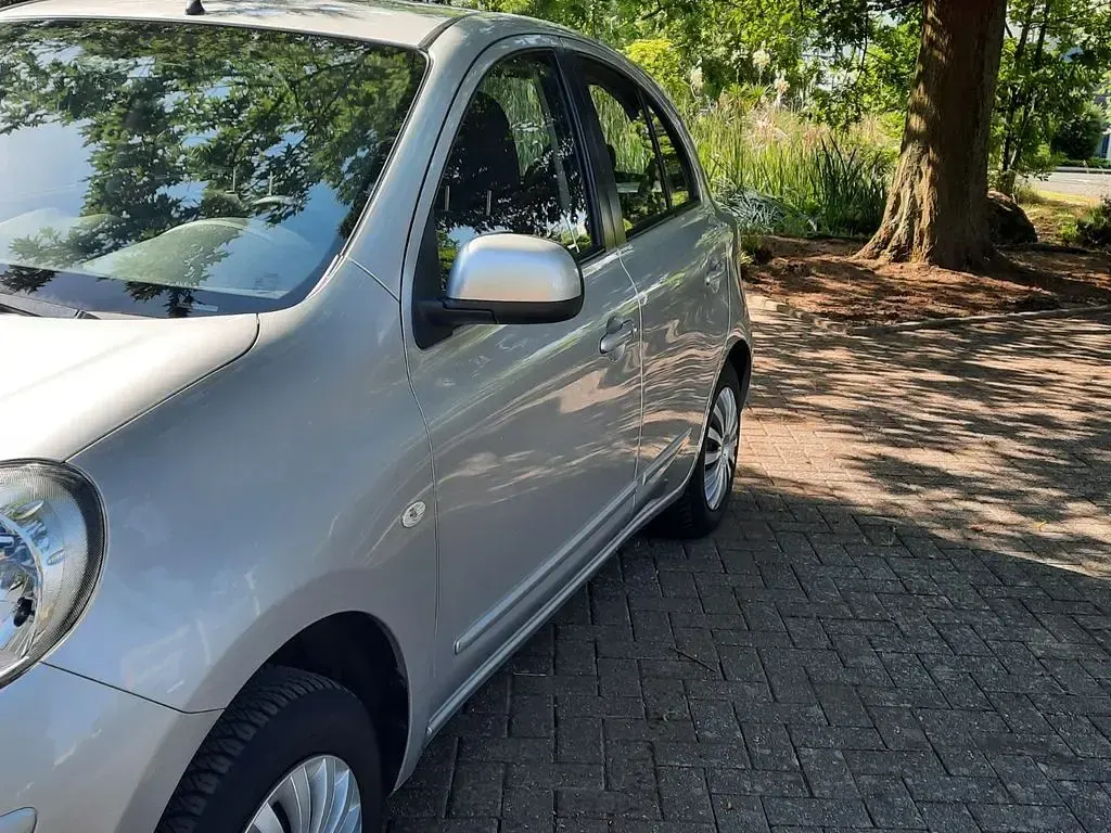 Gebraucht Nissan Micra 80 PS (58 kW) 2012 Silber Kleinwagen