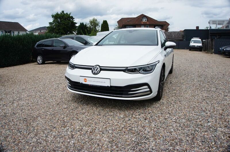 Pure white Gebraucht 2022 VW Golf VIII Kombi | 21.990 € (Fairer Preis) - Bild 1/4