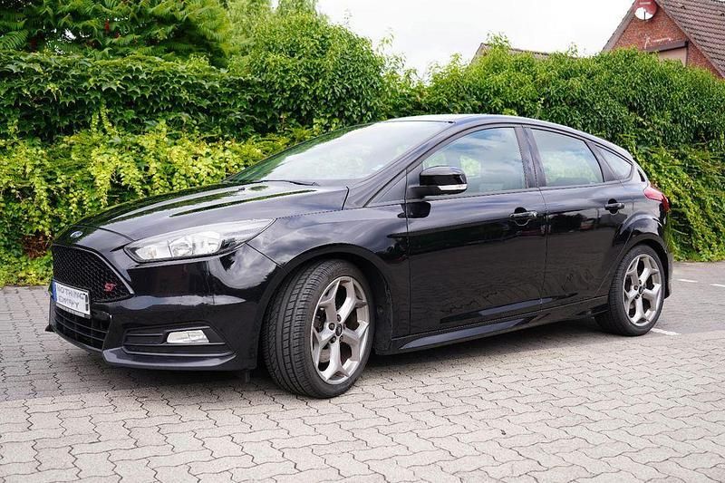 Schwarz Gebraucht 2017 Ford Focus ST Limousine | 10.500 € (Superpreis) - Bild 1/4