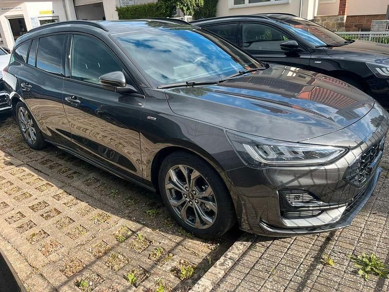 Grau Neu 2025 Ford Focus ST-Line X Limousine | 26.350 € (Superpreis) - Bild 1/4