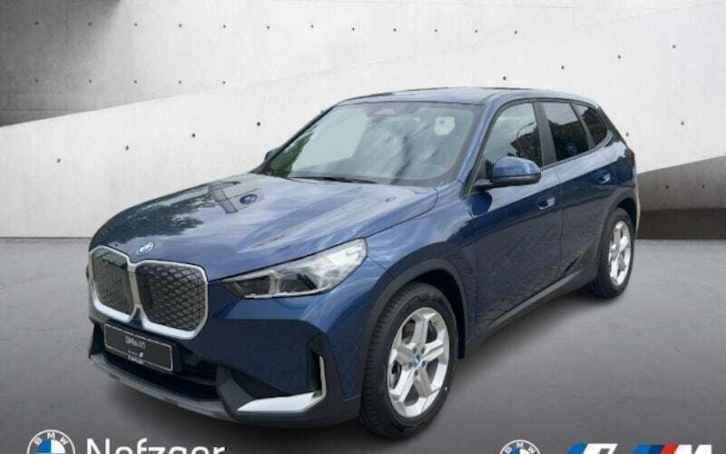 Blau Gebraucht 2025 BMW iX1 Comfort Edition SUV | 49.089 € (Fairer Preis) - Bild 1/4