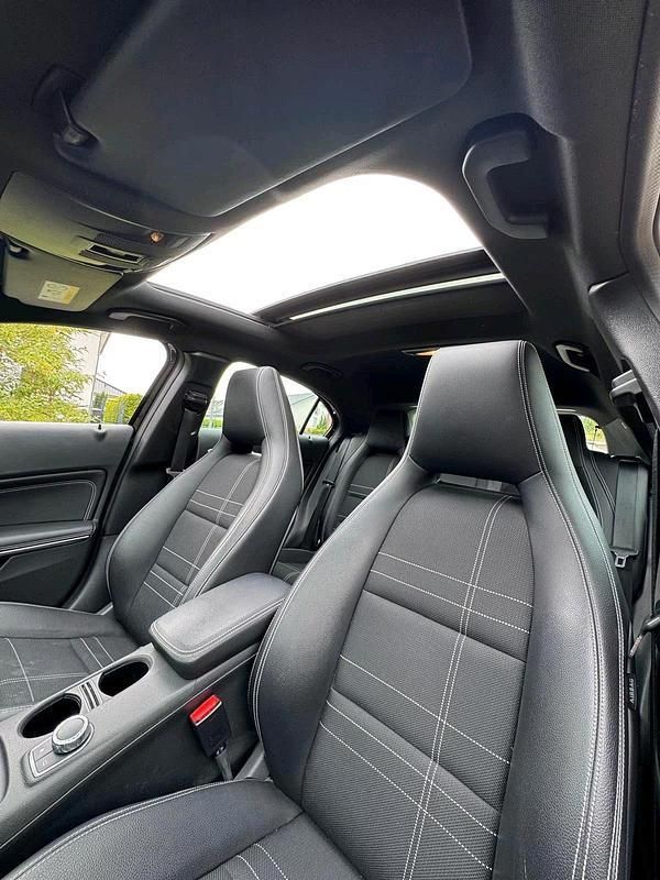 Schwarz Gebraucht 2017 Mercedes A180 Limousine | 13.999 € - Bild 1/4