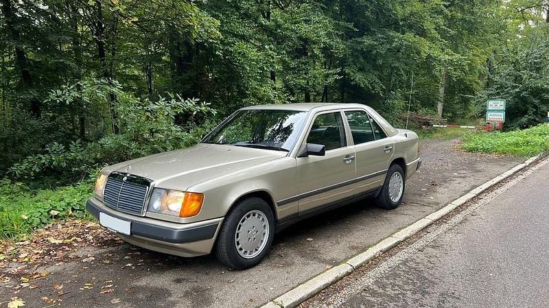 Silber Gebraucht 1986 Mercedes E230 Limousine | 10.990 € - Bild 1/4