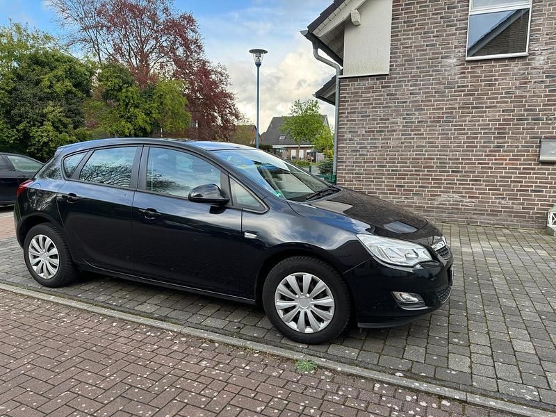 Gebraucht Opel Astra 99 PS (72 kW) 2012 Schwarz Kleinwagen