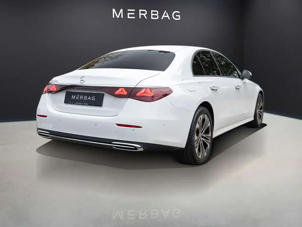 Gebraucht Mercedes E300 204 PS (150 kW) 2024 Weiß Limousine