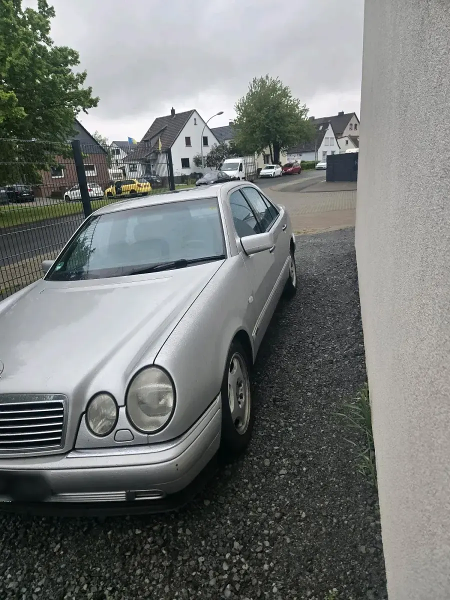 Gebraucht Mercedes E430 279 PS (205 kW) 1998 Silber Limousine