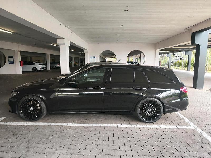 Schwarz Gebraucht 2017 Mercedes E220 AMG Kombi | 17.800 € (Fairer Preis) - Bild 1/4