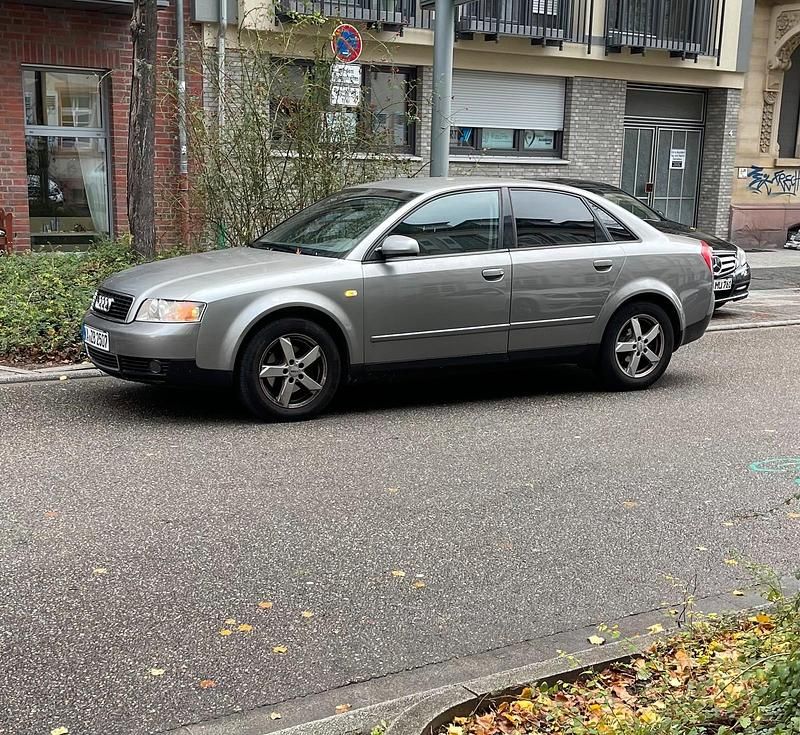 Grau Gebraucht 2002 Audi A4 Limousine | 1.300 € (Superpreis) - Bild 1/4