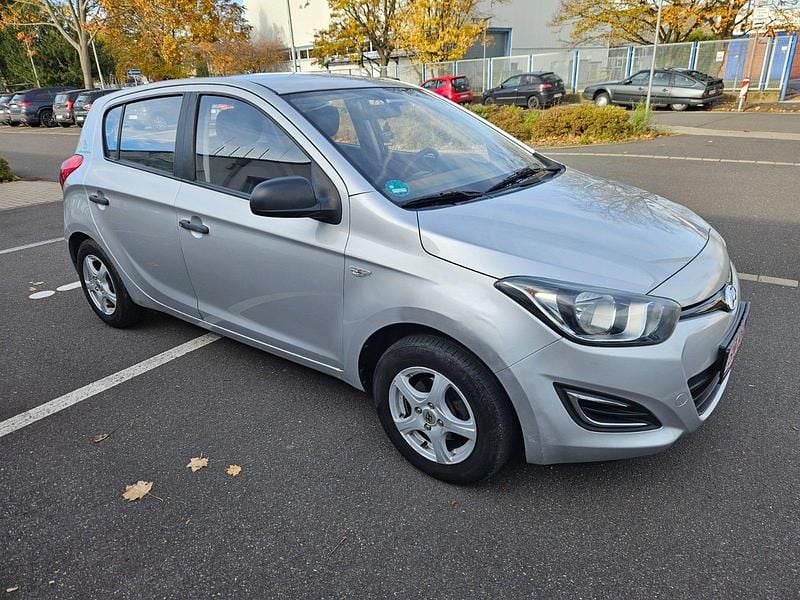 Gebraucht Hyundai i20 85 PS (62 kW) 2014 Silber Kleinwagen