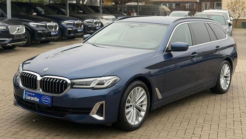 Blau Gebraucht 2022 BMW 540 Luxury Line Kombi | 38.950 € (Superpreis) - Bild 1/4