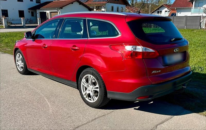 Używany Ford Focus Trend 125 KM (91 kW) 2012 Czerwony Kombi