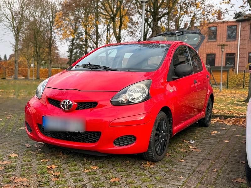 Rot Gebraucht 2009 Toyota Aygo Kleinwagen | 2.190 € (Fairer Preis) - Bild 1/4