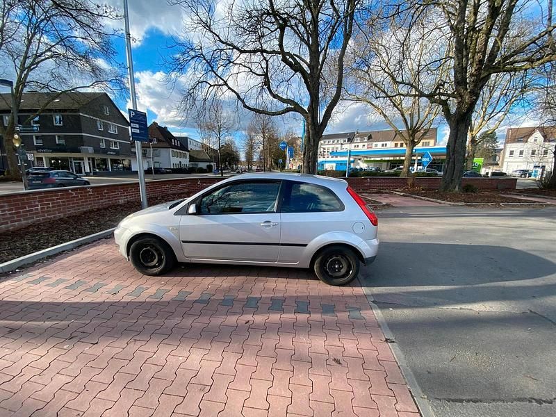Gebraucht Ford Fiesta 75 PS (55 kW) 2005 Silber Kleinwagen