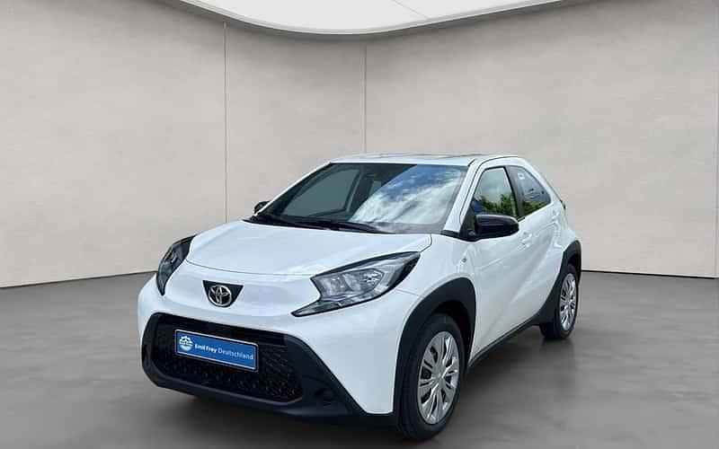 Weiß Gebraucht 2025 Toyota Aygo Business Edition Kleinwagen | 17.490 € (Fairer Preis) - Bild 1/4