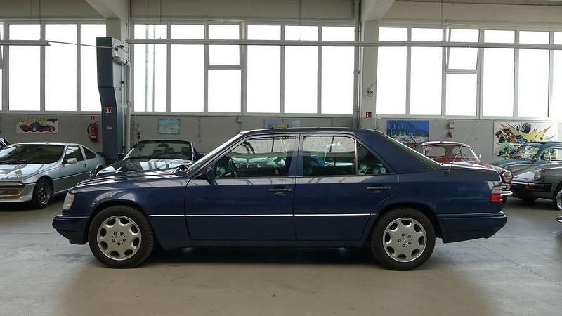 Gebraucht Mercedes E420 279 PS (205 kW) 1993 Nautikblau Limousine