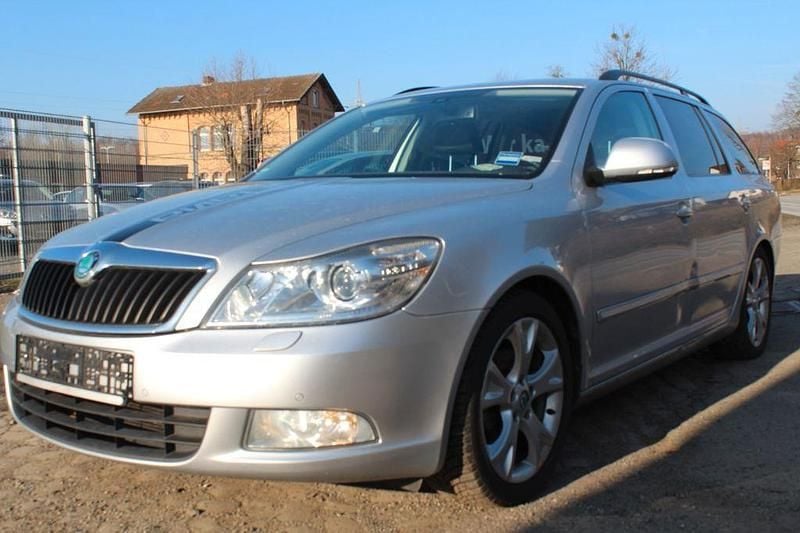 Gebraucht Skoda Octavia Elegance 160 PS (117 kW) 2012 Silber Kombi