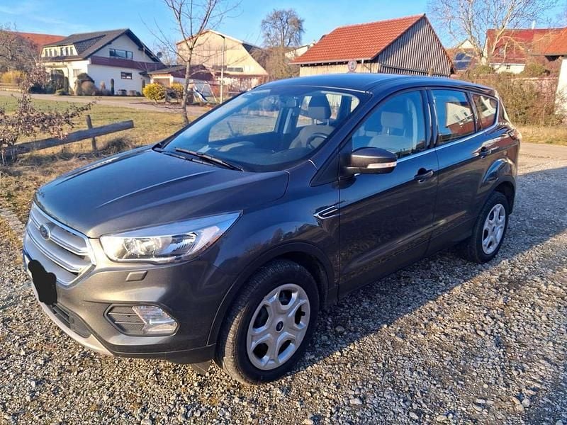 Gebraucht Ford Kuga Trend 120 PS (88 kW) 2019 Grau SUV